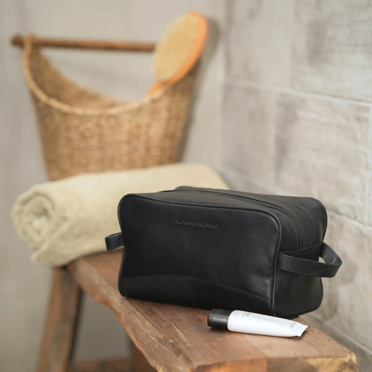 Stacey Full-Grain Leather Toiletry Bag für Damen - Seitenansicht mit ergonomischem Ärmelschnitt