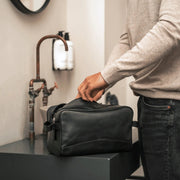 Stefan Full-Grain Leather Toiletry Bag für Damen - Seitenansicht mit ergonomischem Ärmelschnitt
