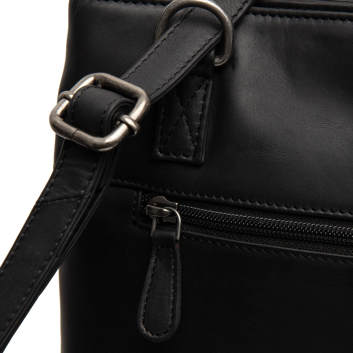 
Solid Antique Brass Hardware & Heavy-Duty Dual Zipper Detail on Raynor Vollnarbenleder-Shopper