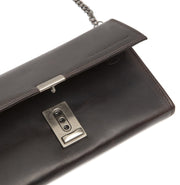 
Solid Antique Brass Hardware & Heavy-Duty Dual Zipper Detail on Bora Vollnarbenleder Waiter Geldbörse