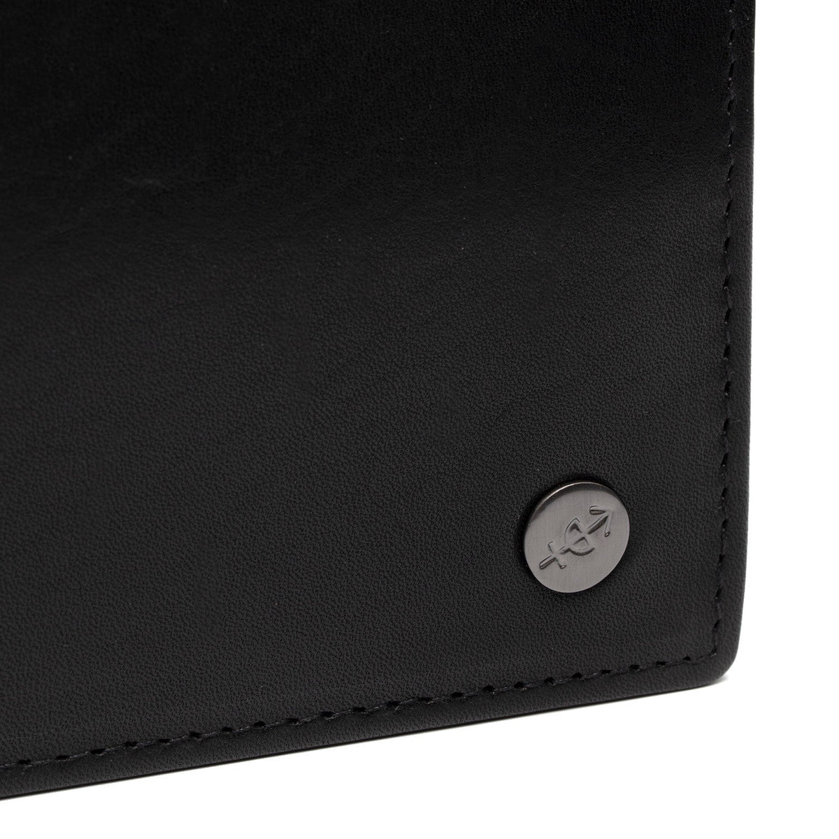 100% Full-Grain Wax Pull-Up 100% Full-Grain Leather Grain Texture & Handcrafted Patina Detail