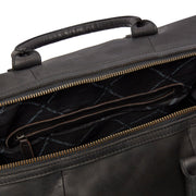 
Solid Antique Brass Hardware & Heavy-Duty Dual Zipper Detail on Portsmouth Vollnarbenleder-Weekender-Reisetasche