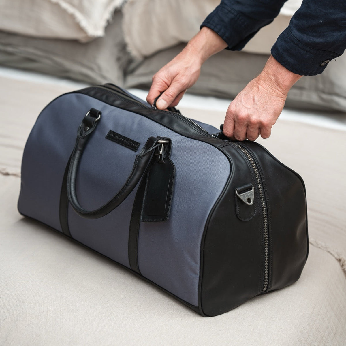 Tornio Full-Grain Leather Weekender Bag für Damen - Structured Side Profile Showing Gusset Depth &amp; Expansion Capacity