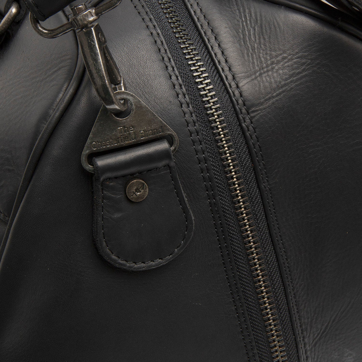 
Volenza Vollnarbenleder-Weekender-Reisetasche - Strukturierte Seitenansicht mit Faltentiefe & Erweiterungsvolumen