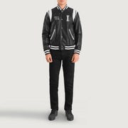 
Liberte Illinois Schwarz Leather Varsity Lederjacke für Herren - Seitenansicht mit ergonomischem Ärmelschnitt & sportlicher Passform