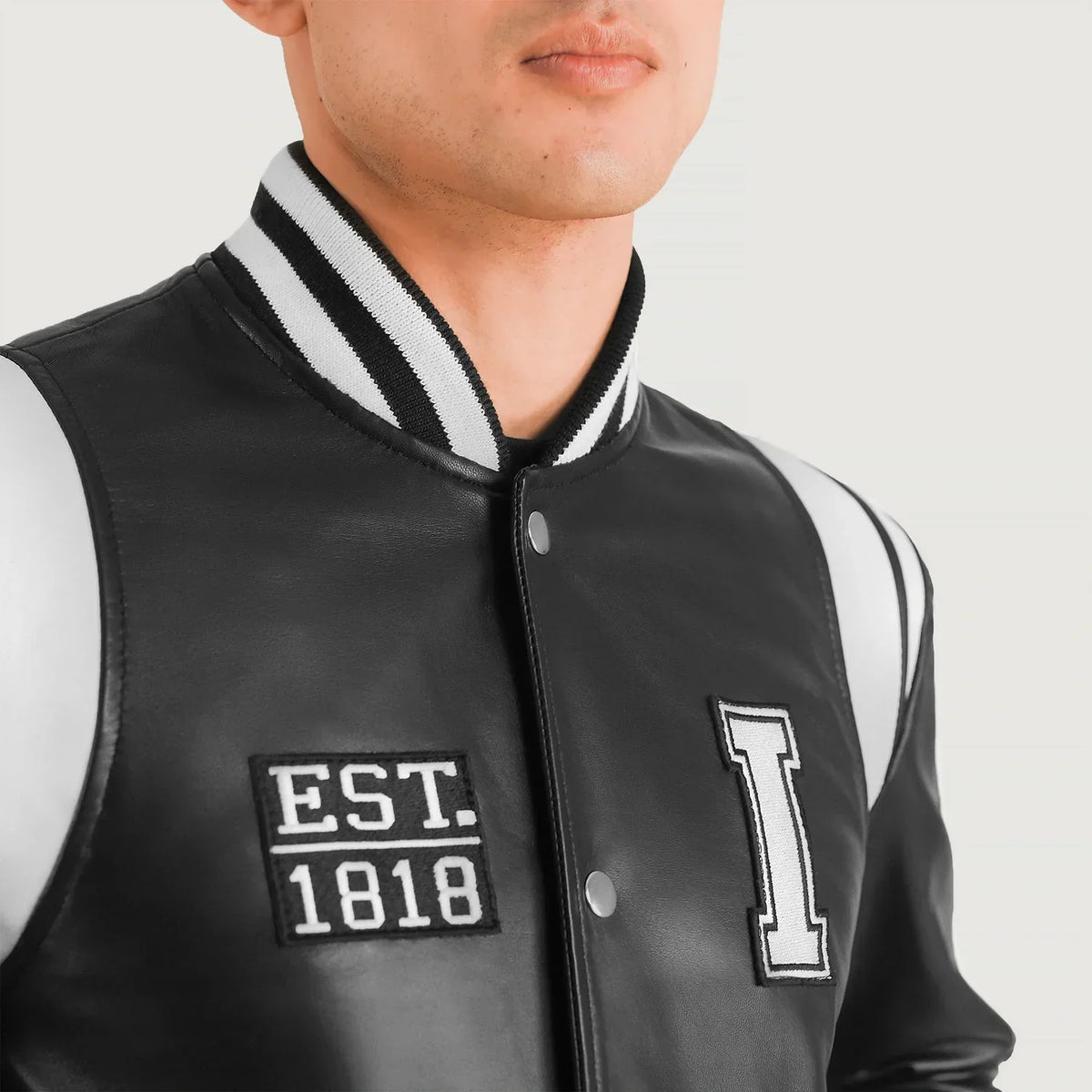 
Detailansicht of Varsity & Snap Button Hardware on Liberte Illinois Schwarz Leather Varsity Lederjacke für Herren