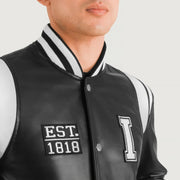
Detailansicht of Varsity & Snap Button Hardware on Liberte Illinois Schwarz Leather Varsity Lederjacke für Herren