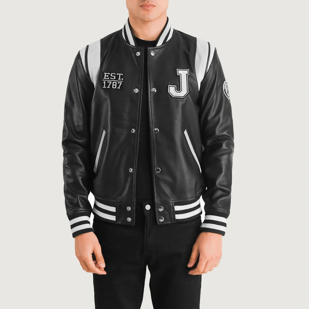 
Liberte New Jersey Schwarz Leather Varsity Lederjacke für Herren in Black & White Sheepskin Leather - Vorderansicht & maßgeschneiderte Silhouette | Online Kaufen