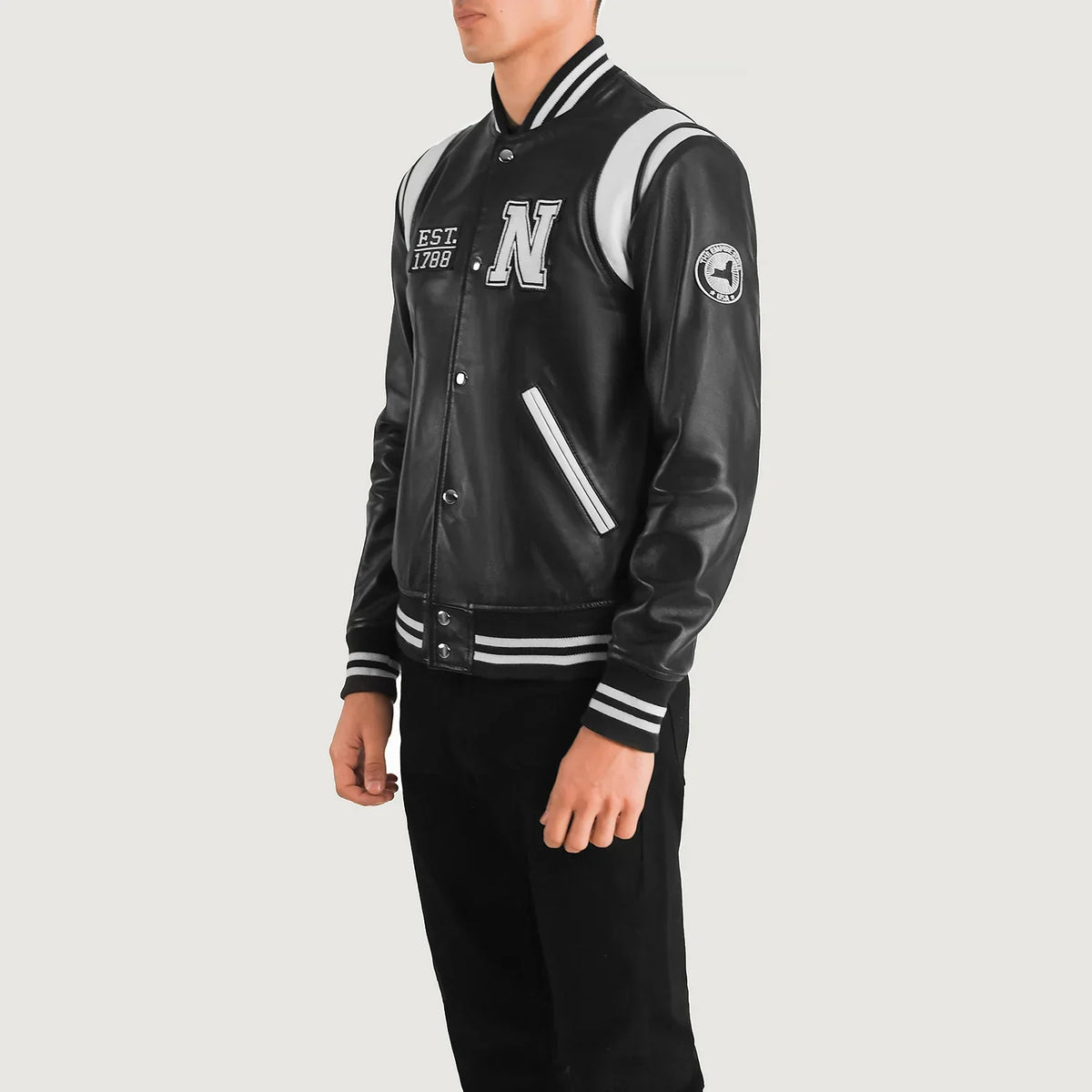 
Black & White Sheepskin Leather Varsity Jacket - Rückansicht mit passgenauen Schultern & sauberem Saum