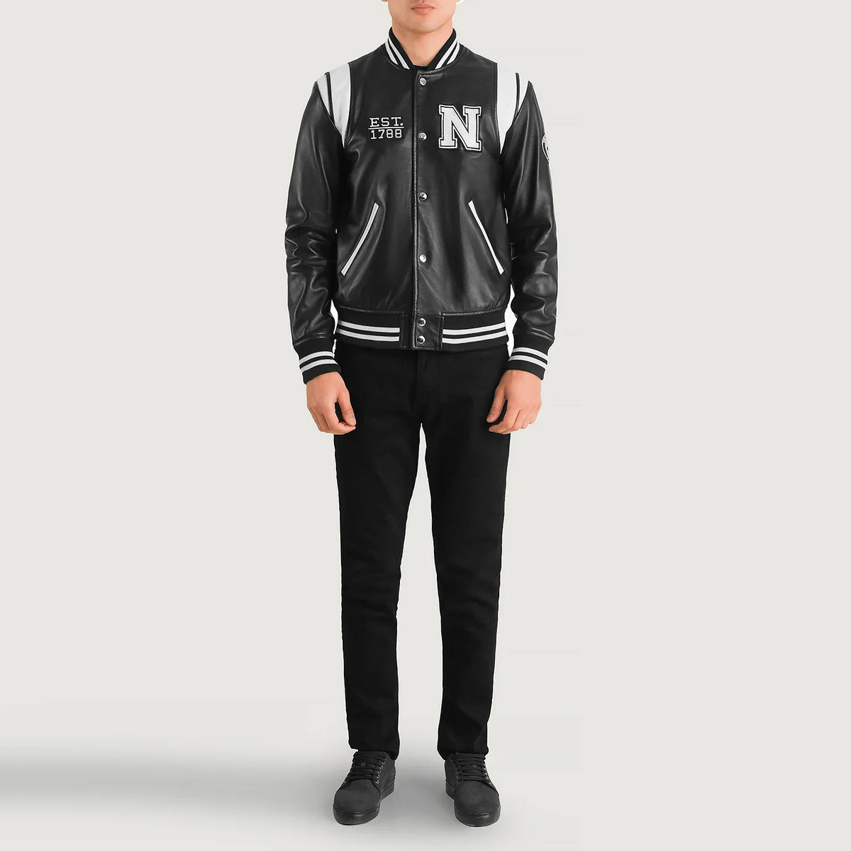 
Liberte New York Schwarz Leather Varsity Lederjacke für Herren - Seitenansicht mit ergonomischem Ärmelschnitt & sportlicher Passform