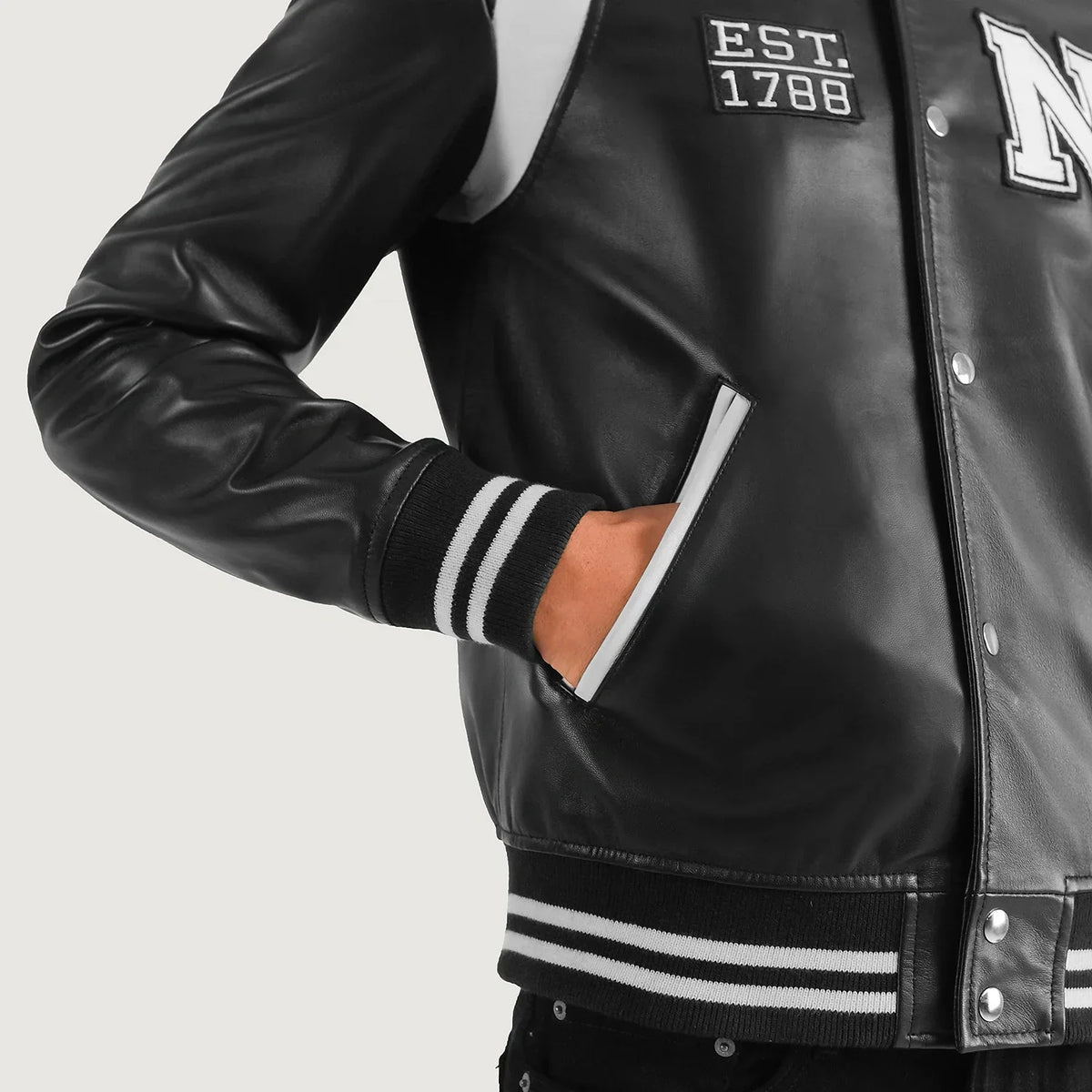 
Innenansicht Showing Quilted Polyester Lining & Zwei funktionale Innentaschen