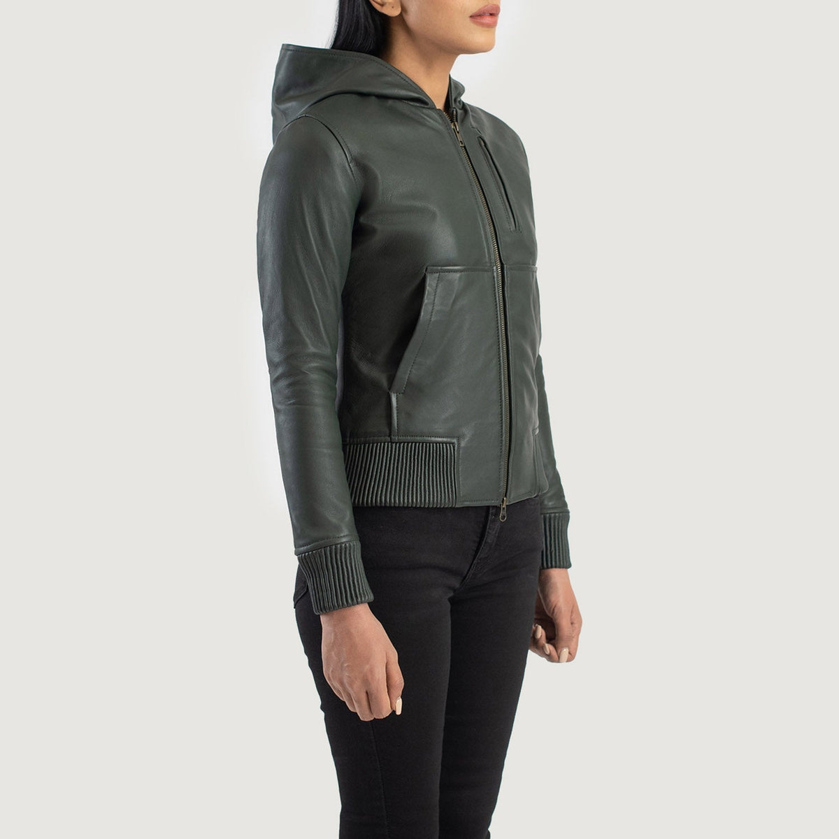 
Passform-Perspektive von Luna Blue Hooded Leather Bomber Jacket am Model - Natürlicher Faltenwurf im Tageslicht