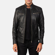 Men's Mack Schwarz Leder-Bikerjacke für Herren in Black Goatskin Leather - Vorderansicht &amp; maßgeschneiderte Silhouette | Online Kaufen