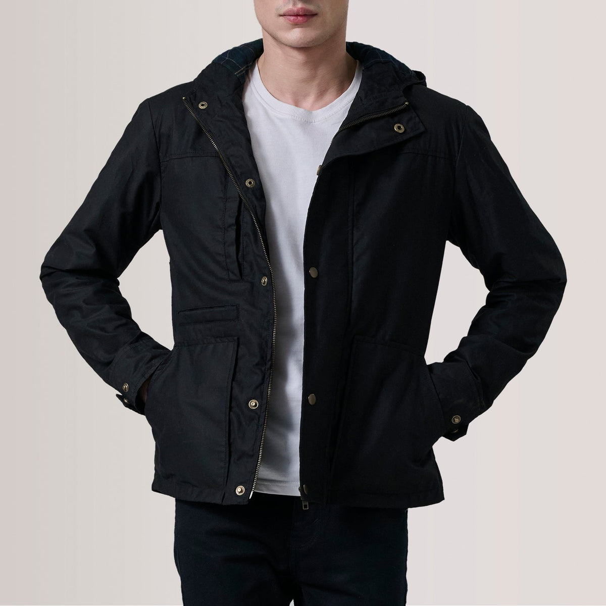 Marlo Schwarz Canvas Hooded Work Lederjacke für Herren For Men in Black Waxed Cotton Canvas - Vorderansicht &amp; maßgeschneiderte Silhouette | Online Kaufen