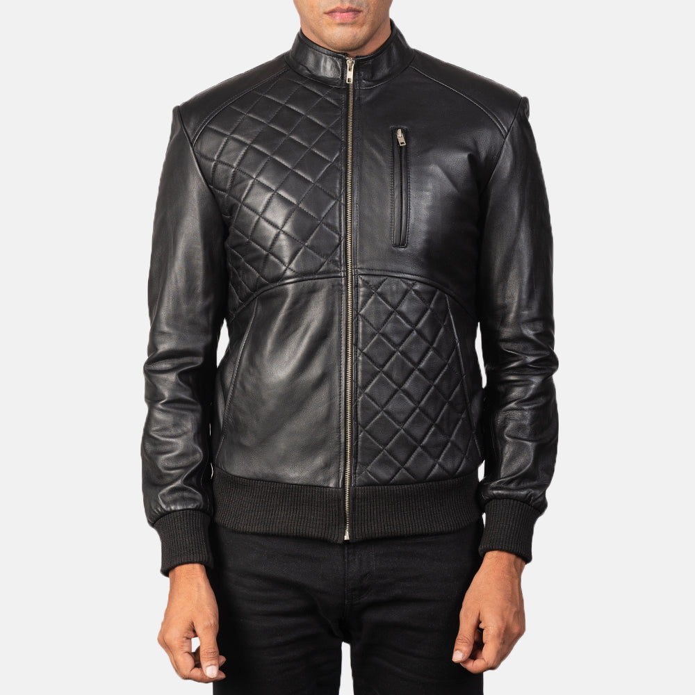 
Detailansicht of Band & Zipper Hardware on Moda Black Leather Bomber Jacket