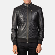 
Detailansicht of Band & Zipper Hardware on Moda Black Leather Bomber Jacket