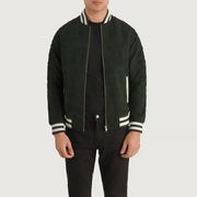 Pascal Grün Suede Varsity Lederjacke für Herren in Green Goatskin Suede - Vorderansicht &amp; maßgeschneiderte Silhouette | Online Kaufen