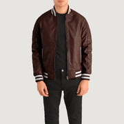 
Pascal Kastanienbraun Leather Varsity Lederjackefür Herren in Maroon Sheepskin Leather - Vorderansicht & maßgeschneiderte Silhouette | Online Kaufen