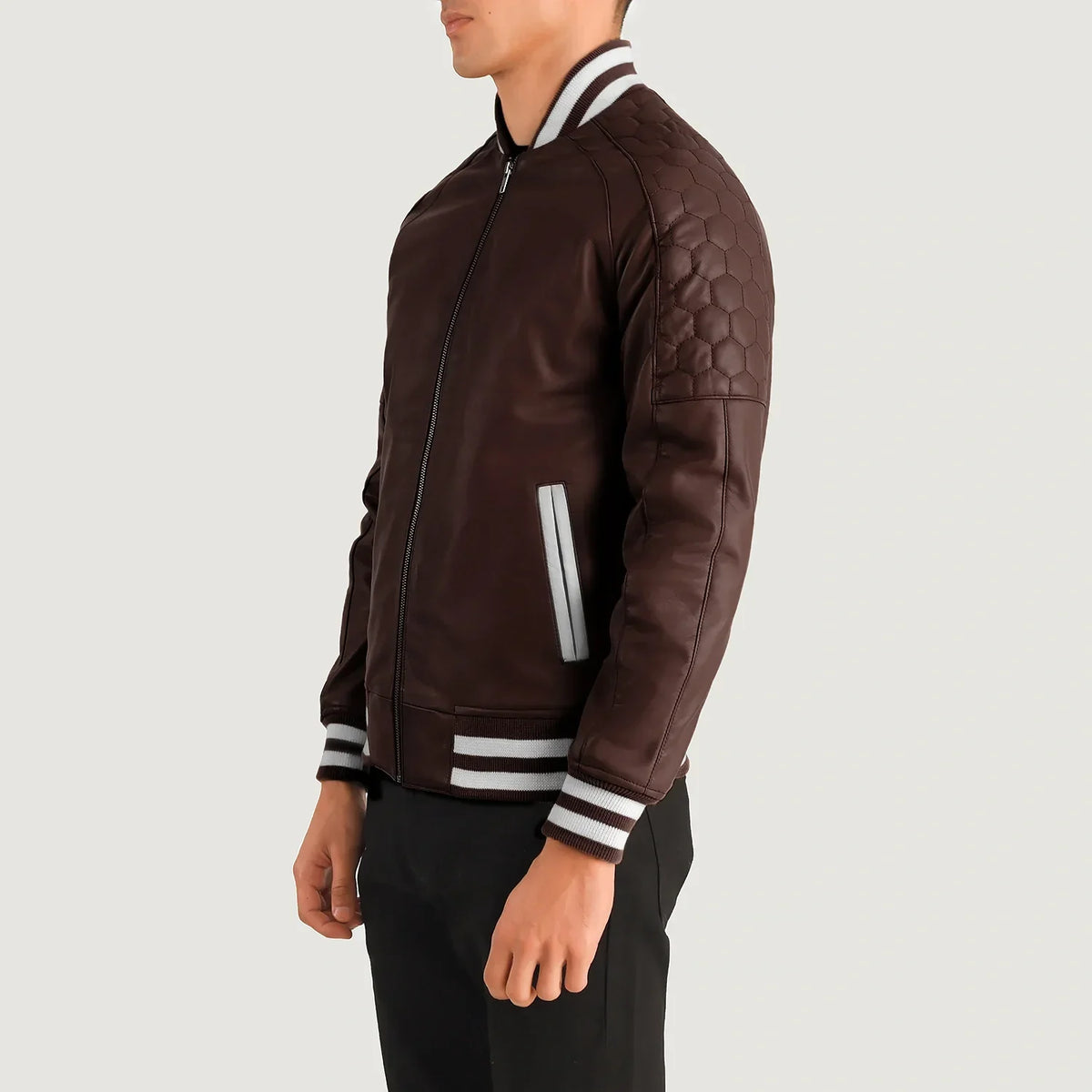 
Maroon Sheepskin Leather Varsity Jacket - Rückansicht mit passgenauen Schultern & sauberem Saum