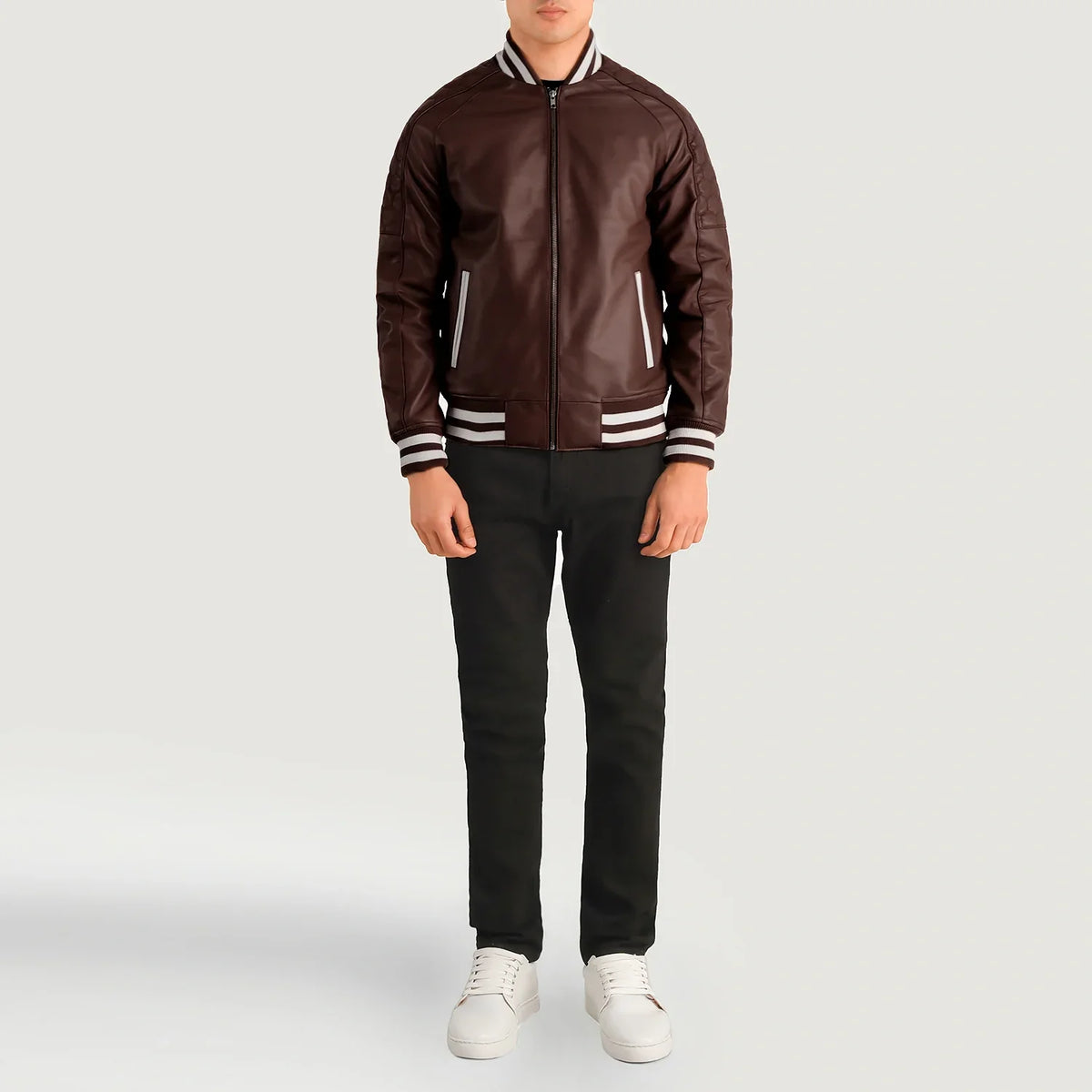 
Pascal Kastanienbraun Leather Varsity Lederjackefür Herren - Seitenansicht mit ergonomischem Ärmelschnitt & sportlicher Passform