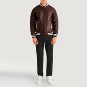 
Pascal Kastanienbraun Leather Varsity Lederjackefür Herren - Seitenansicht mit ergonomischem Ärmelschnitt & sportlicher Passform