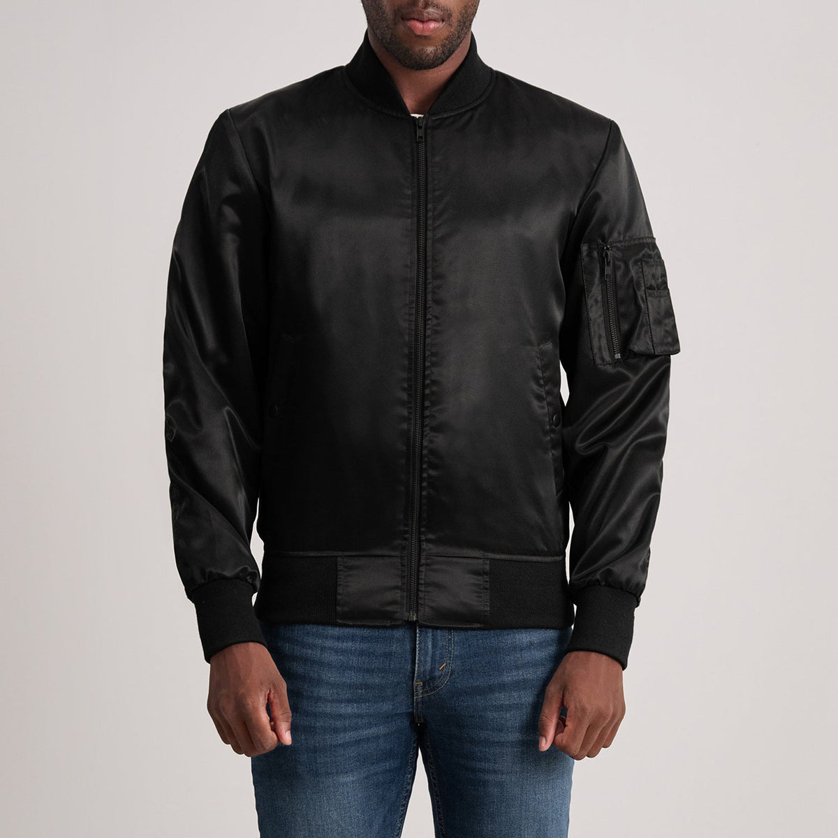 Quinton MA-1 Schwarz Leder-Bomberjacke für Herren in Black Satin - Vorderansicht &amp; maßgeschneiderte Silhouette | Online Kaufen