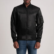 Quinton MA-1 Schwarz Leder-Bomberjacke für Herren in Black Satin - Vorderansicht &amp; maßgeschneiderte Silhouette | Online Kaufen
