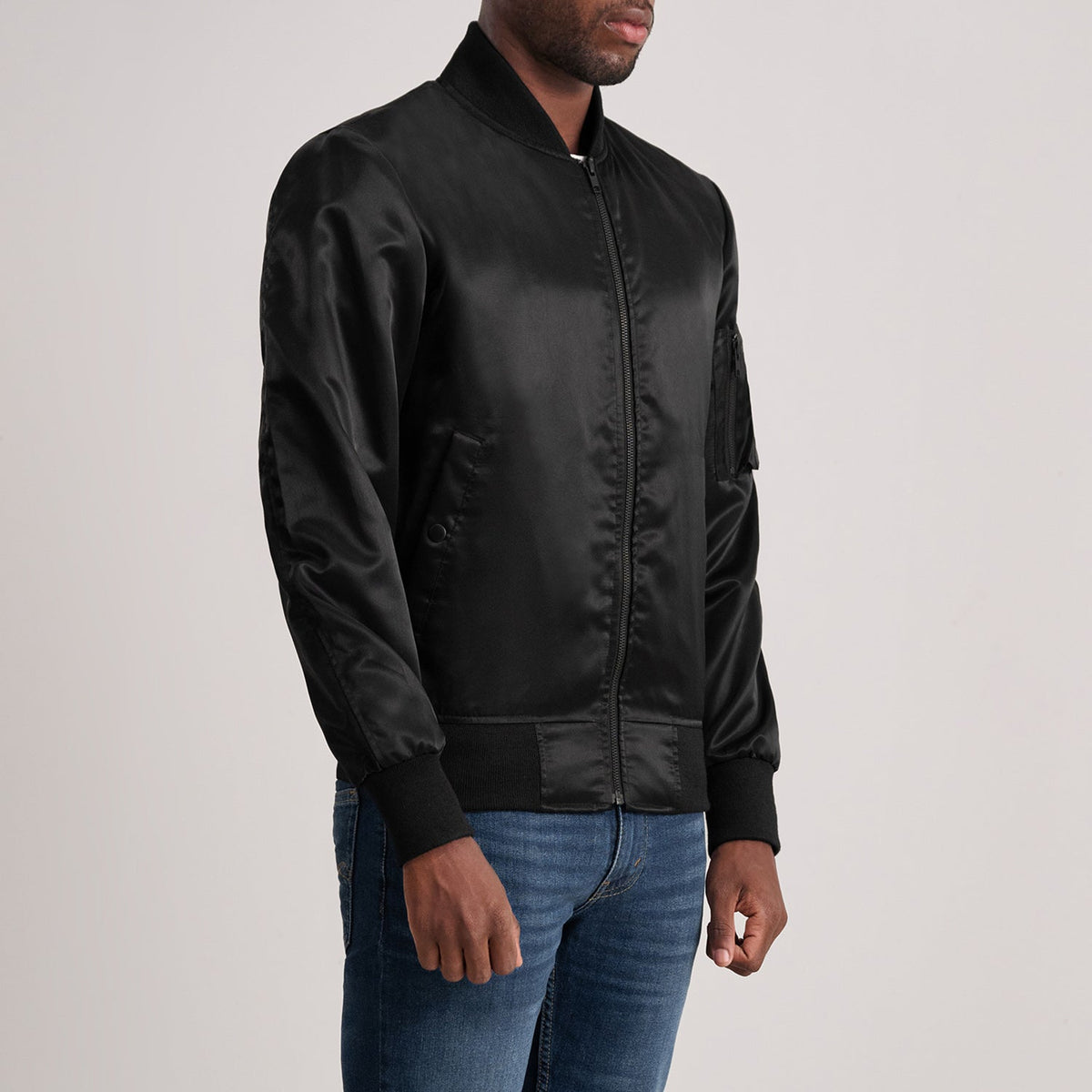 Black Satin Bomber Jacket - Rückansicht mit passgenauen Schultern &amp; sauberem Saum