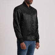 Black Satin Bomber Jacket - Rückansicht mit passgenauen Schultern &amp; sauberem Saum