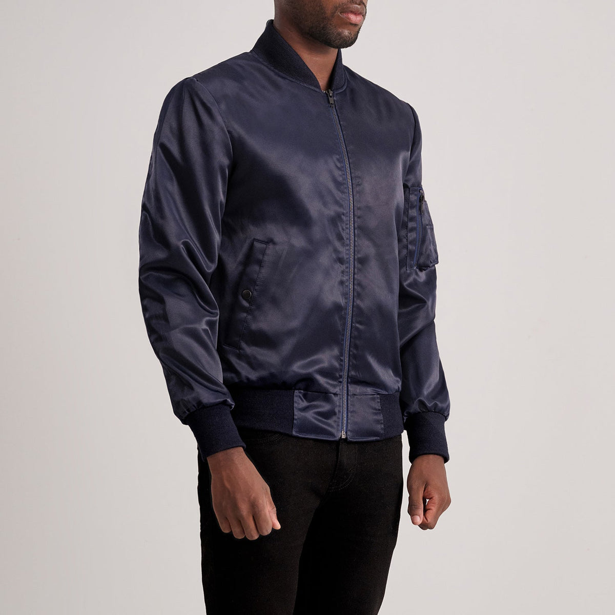 Blue Satin Bomber Jacket - Rückansicht mit passgenauen Schultern &amp; sauberem Saum