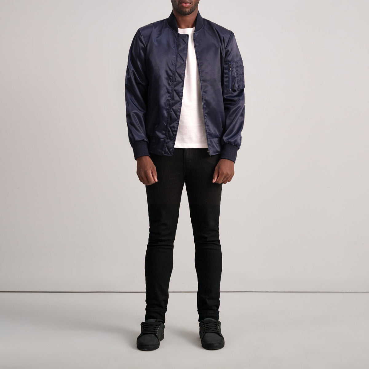 Detailansicht of Varsity &amp; Zipper Hardware on Quinton MA-1 Blau Leder-Bomberjacke für Herren