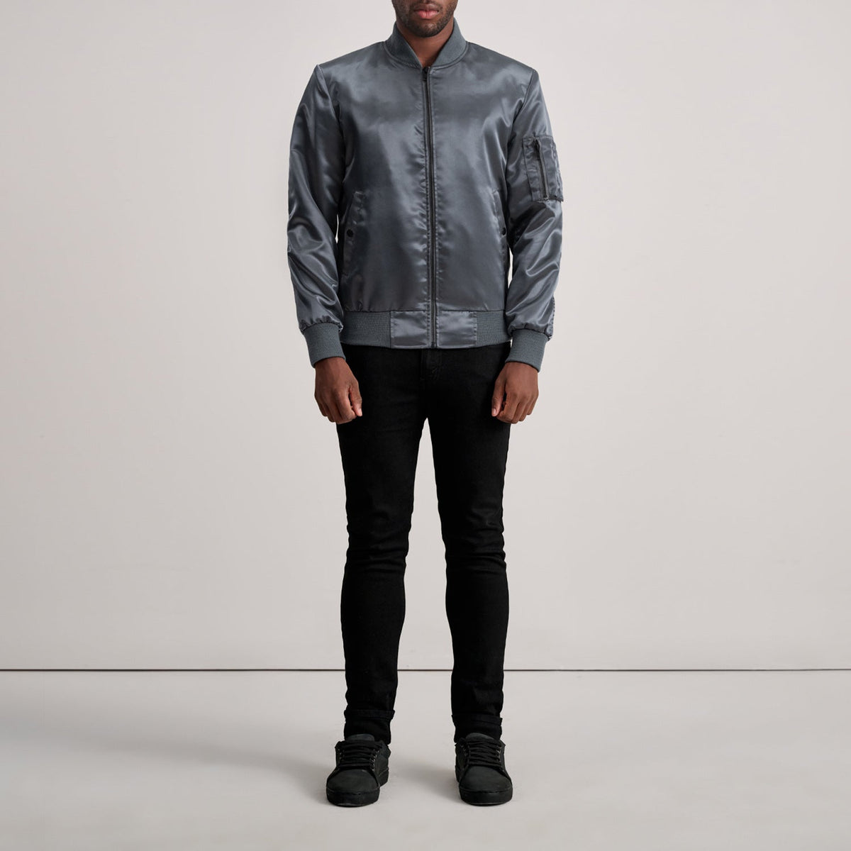 Detailansicht of Varsity &amp; Zipper Hardware on Quinton MA-1 Grau Leder-Bomberjacke für Herren