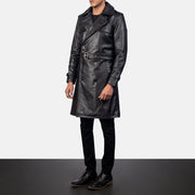 Black Cowhide Leather Trench Coat - Rückansicht mit passgenauen Schultern &amp; sauberem Saum