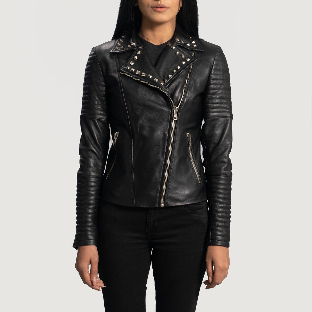 
Sally Mae mit Nietenbesatz Schwarz Leder-Bikerjacke für Damen in Black Sheepskin Leather - Vorderansicht & maßgeschneiderte Silhouette | Online Kaufen