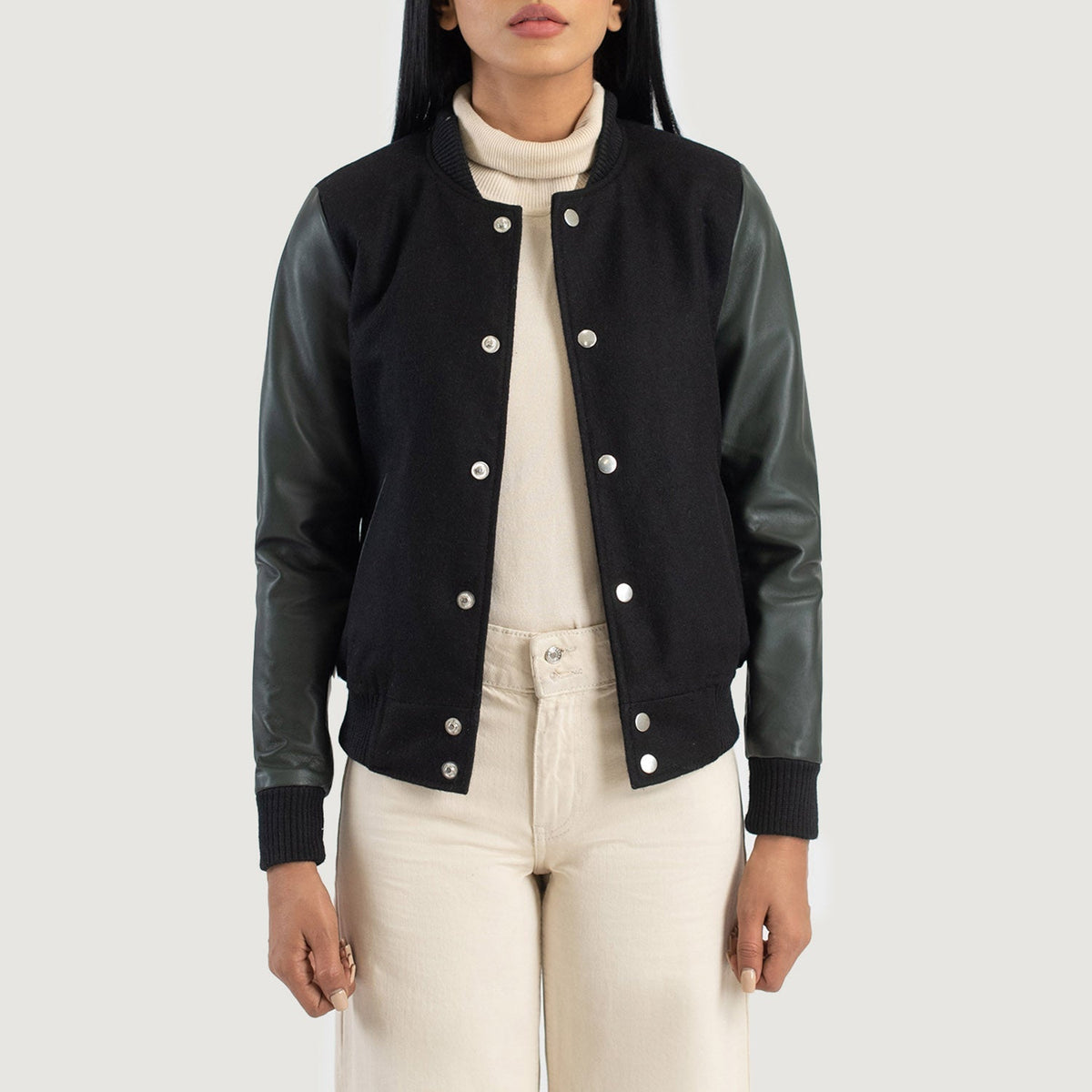 
Savant Green Hybrid Varsity Jacket in Green Sheepskin Leather - Vorderansicht & maßgeschneiderte Silhouette | Online Kaufen