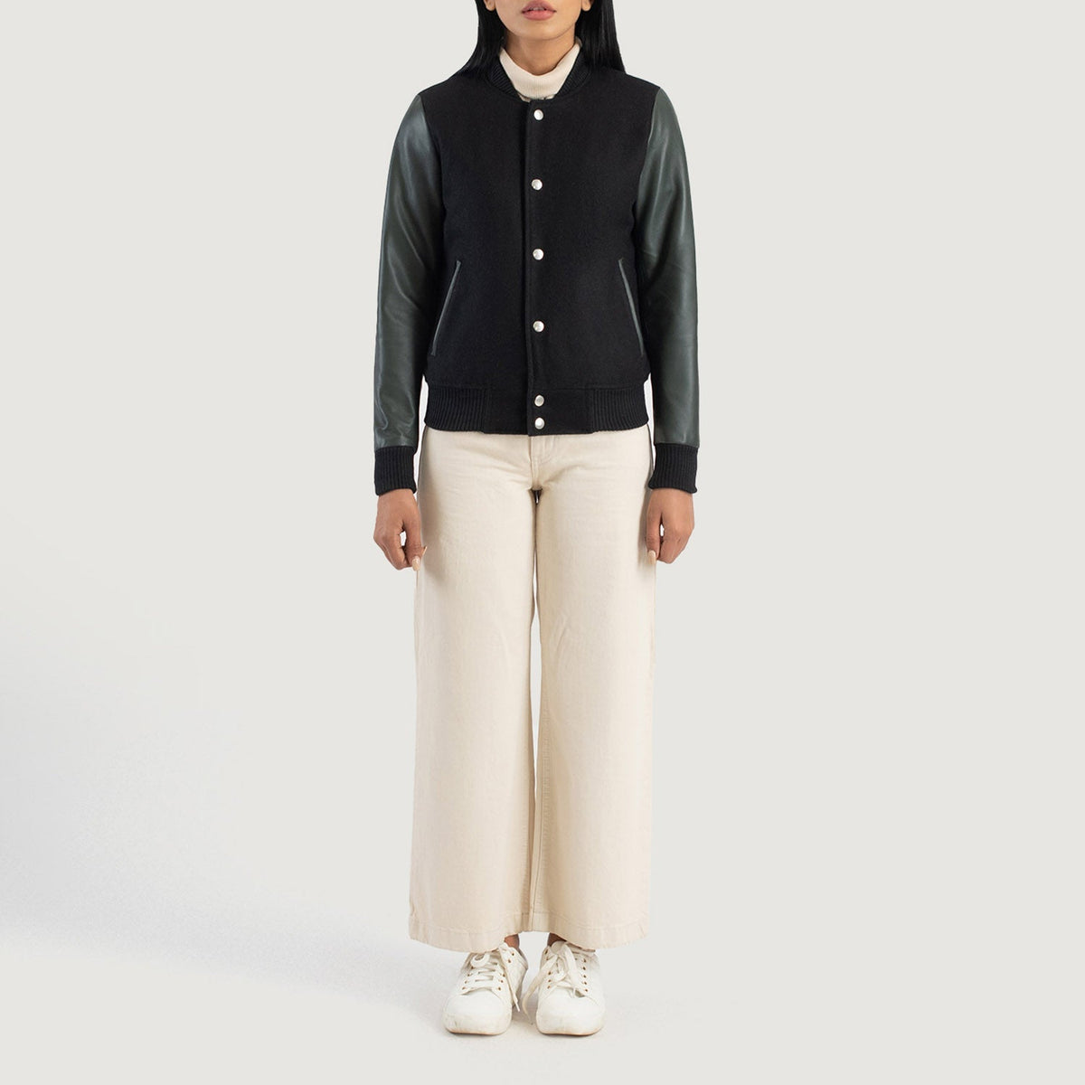
Savant Green Hybrid Varsity Jacket - Seitenansicht mit ergonomischem Ärmelschnitt & sportlicher Passform