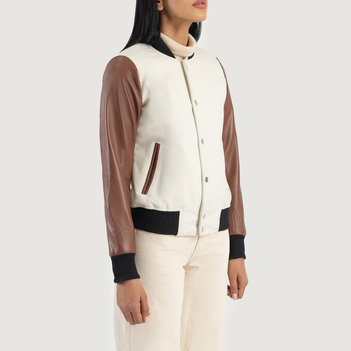 
Passform-Perspektive von Savant Green Hybrid Varsity Jacket am Model - Natürlicher Faltenwurf im Tageslicht