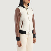 
Passform-Perspektive von Savant Green Hybrid Varsity Jacket am Model - Natürlicher Faltenwurf im Tageslicht