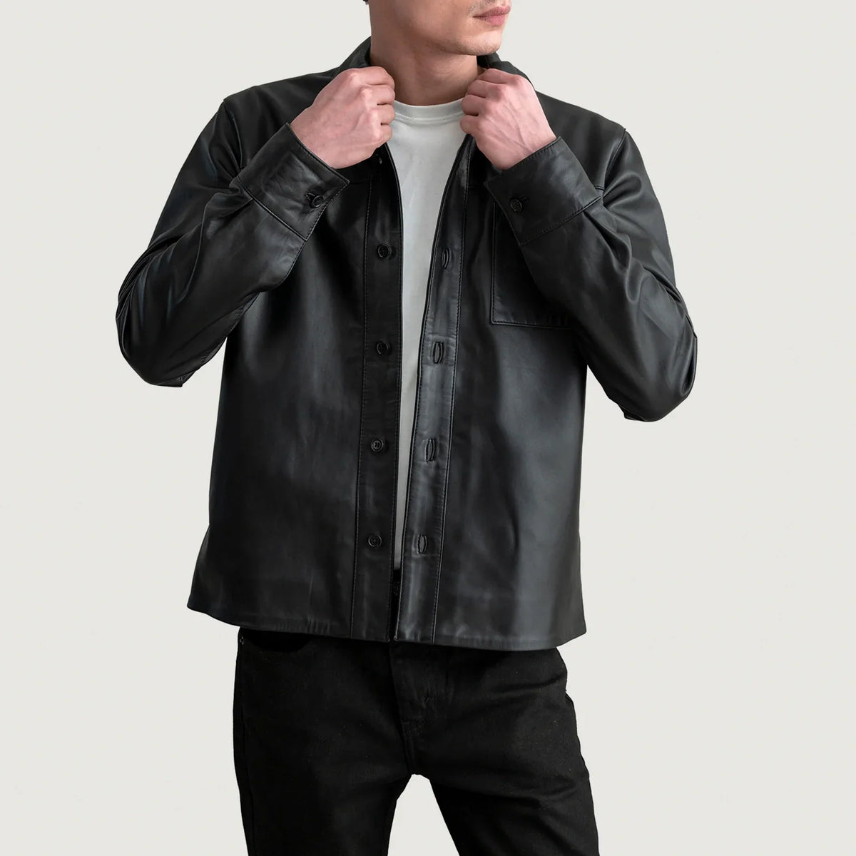 
Scout Schwarz Leather Shirt für Herren - Vorderansicht & maßgeschneiderte Silhouette | Online Kaufen
