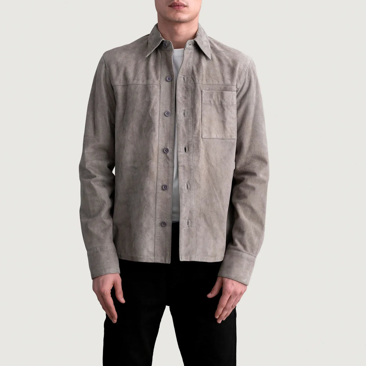 
Scout Grau Suede Leather Shirt für Herren in Grey Goatskin Suede - Vorderansicht & maßgeschneiderte Silhouette | Online Kaufen