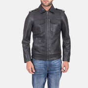 Sergeant Schwarz Lederjacke für Herren in Black Calfskin Leather - Vorderansicht &amp; maßgeschneiderte Silhouette | Online Kaufen