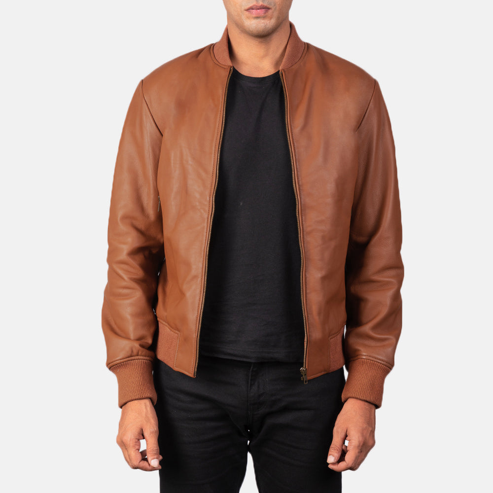 
Shane Braun Leder-Bomberjacke für Herren in Brown Sheepskin Leather - Vorderansicht & maßgeschneiderte Silhouette | Online Kaufen