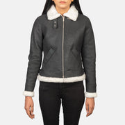 
Passform-Perspektive von Sherilyn B-3 Distressed Black Leather Bomber Jacket am Model - Natürlicher Faltenwurf im Tageslicht