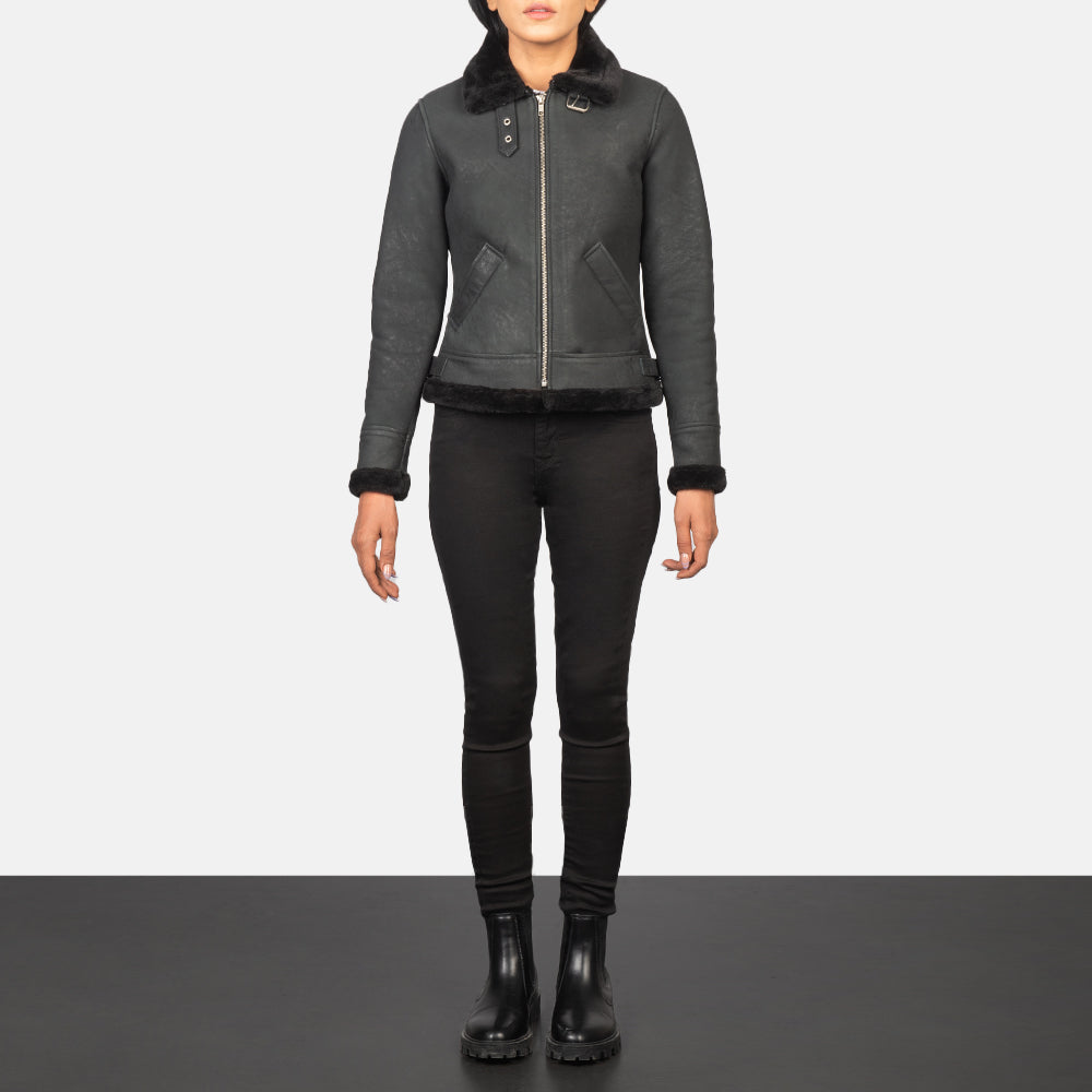 
Sherilyn B-3 Distressed Black Leather Bomber Jacket - Seitenansicht mit ergonomischem Ärmelschnitt & sportlicher Passform