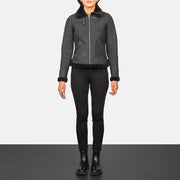
Sherilyn B-3 Distressed Black Leather Bomber Jacket - Seitenansicht mit ergonomischem Ärmelschnitt & sportlicher Passform