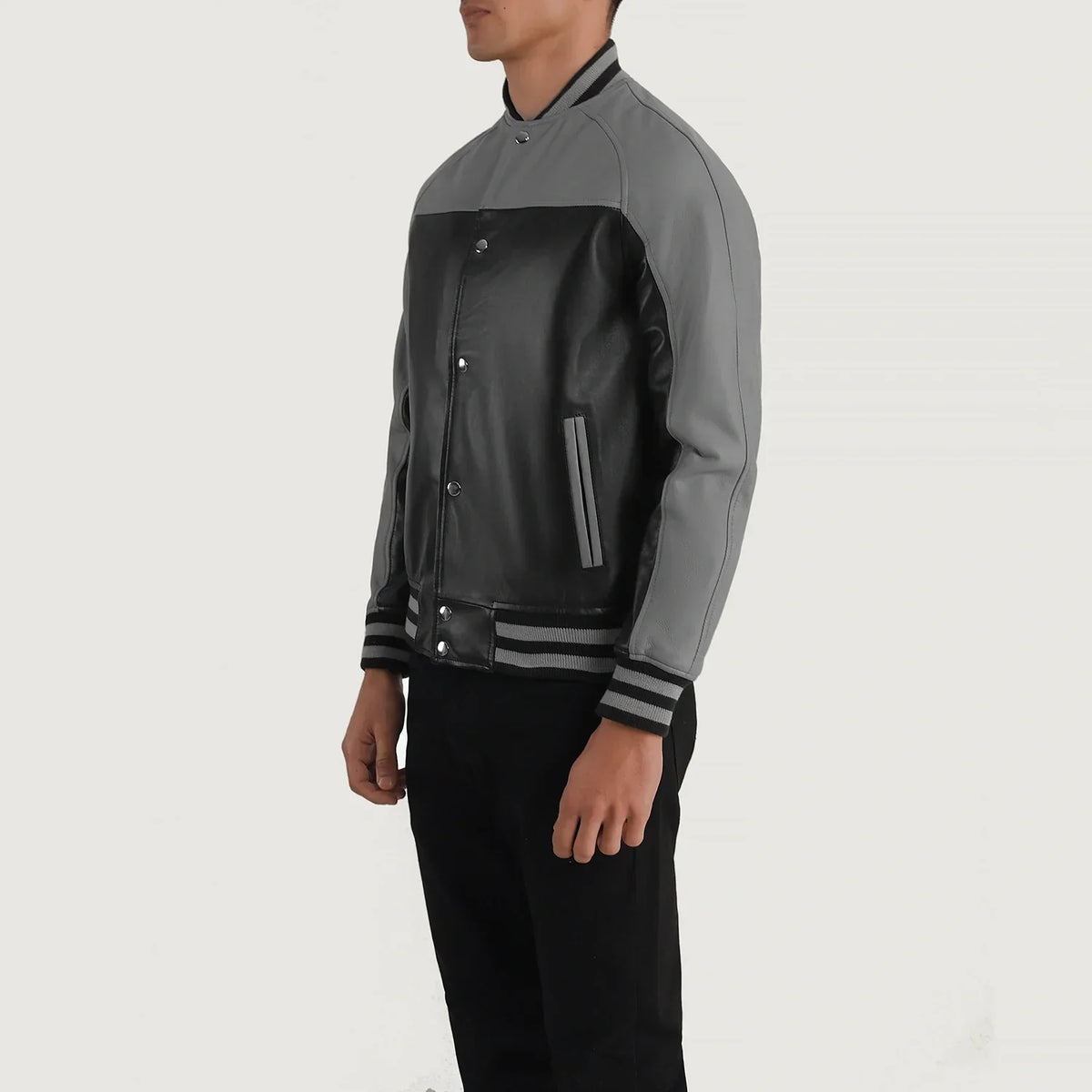 
Black & Red Sheepskin Leather Varsity Jacket - Rückansicht mit passgenauen Schultern & sauberem Saum
