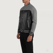 
Black & Red Sheepskin Leather Varsity Jacket - Rückansicht mit passgenauen Schultern & sauberem Saum