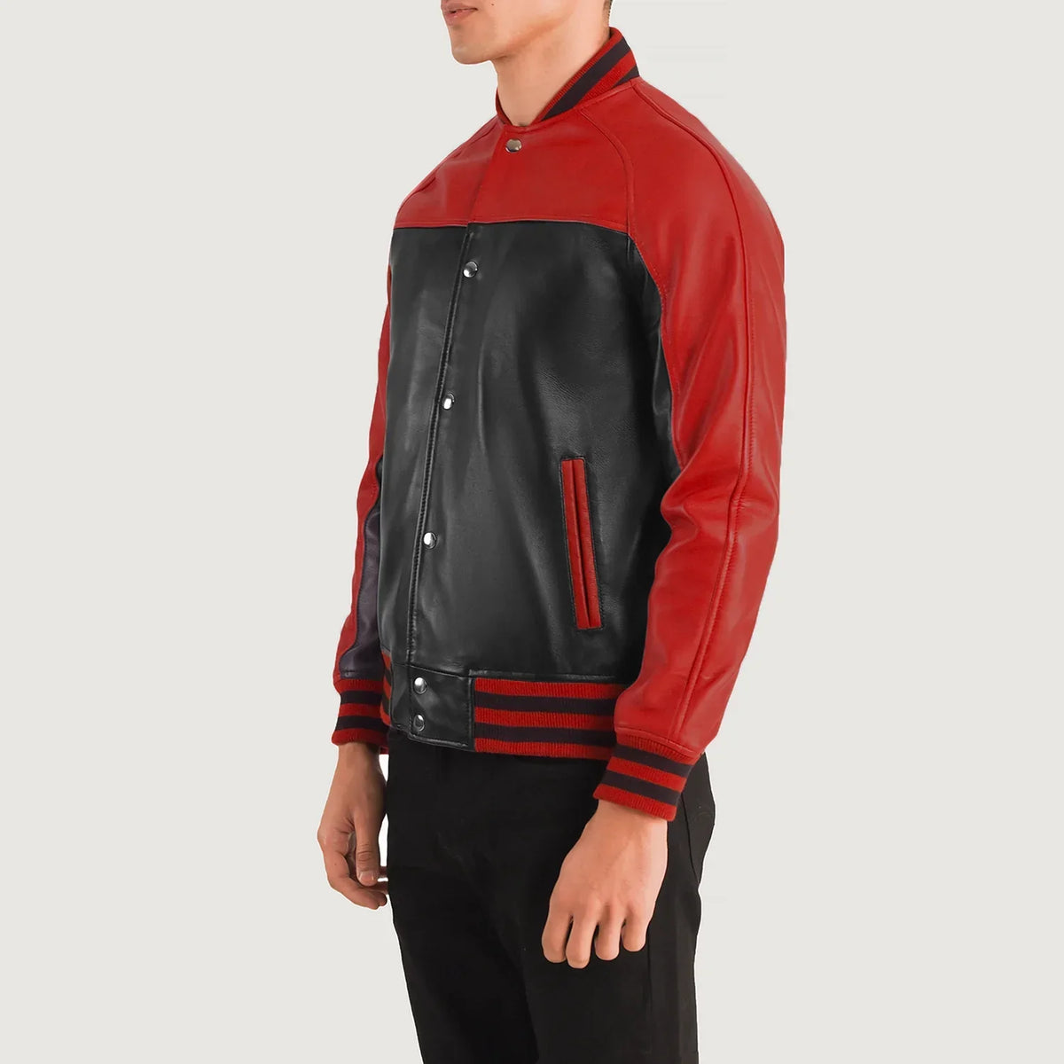 
Passform-Perspektive von Terrance Black & Red Leather Varsity Jacket am Model - Natürlicher Faltenwurf im Tageslicht