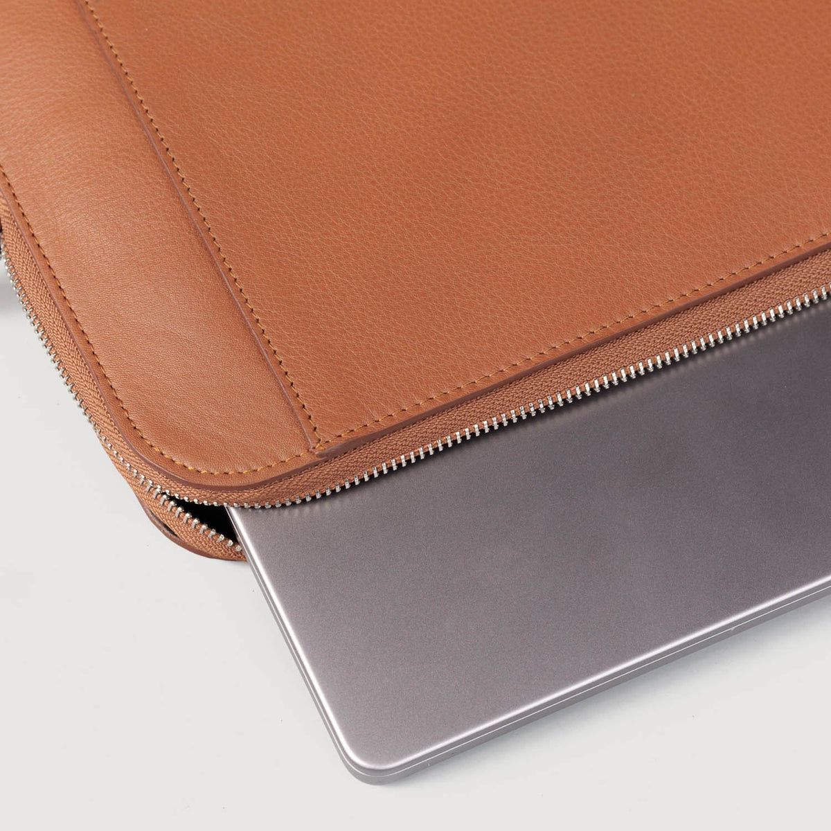 
Detailansicht of Classic Collar & Heavy-Duty Zipper Hardware on The Baxter Brown Leather Laptop Sleeve For Men & Women