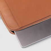 
Detailansicht of Classic Collar & Heavy-Duty Zipper Hardware on The Baxter Brown Leather Laptop Sleeve For Men & Women